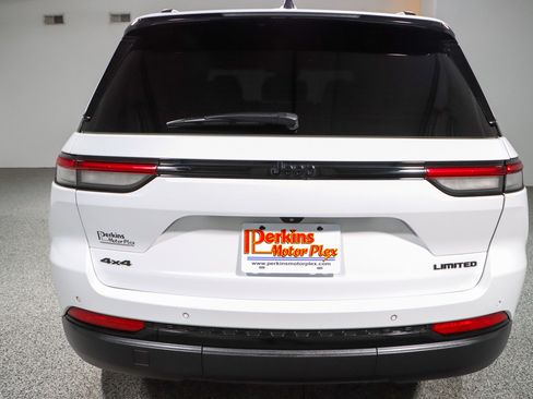 Used 2023 Jeep Grand Cherokee Limited w/ Black Appearance Package AWD/4WD image 8