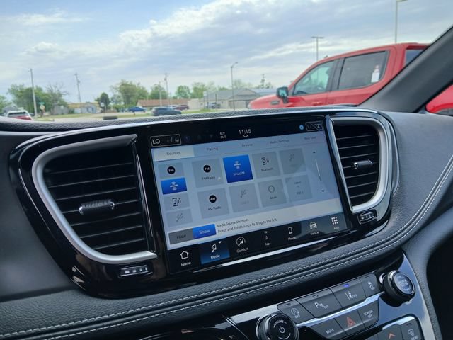New 2026 Chrysler Pacifica Select AWD/4WD image 23
