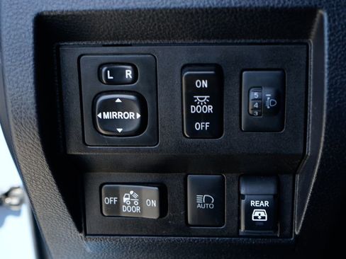 Used 2019 Toyota Tundra SR5 w/ SR5 Upgrade Package AWD/4WD image 18
