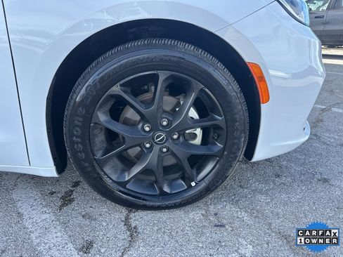 Used 2025 Chrysler Pacifica Limited image 43