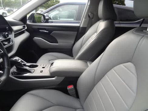 Used 2023 Toyota Highlander XLE FWD image 6