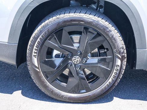 New 2025 Volkswagen Taos SE image 10