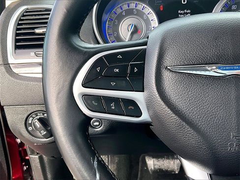 Used 2018 Chrysler 300 Touring L image 15