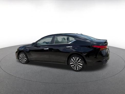 Used 2025 Nissan Altima 2.5 SV FWD image 10