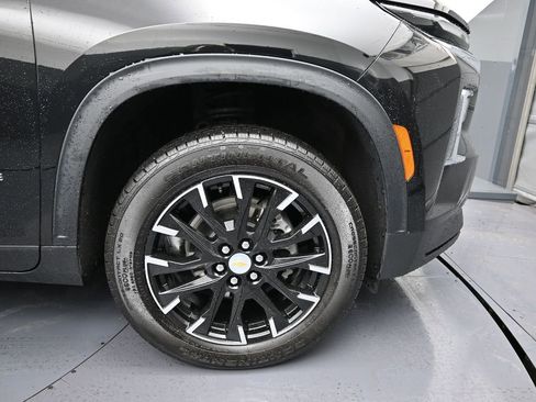Certified 2025 Chevrolet Traverse LT w/ Sun and Wheel Package image 9