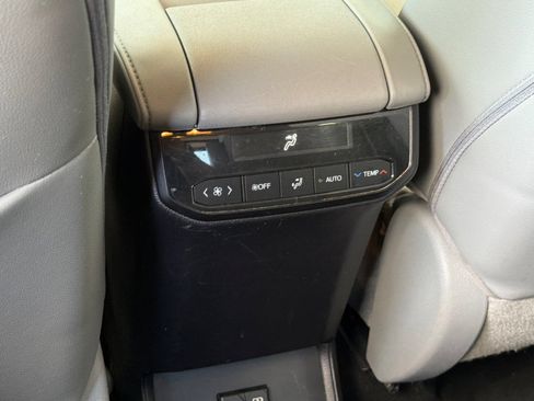 Used 2021 Toyota Highlander XLE AWD/4WD image 15