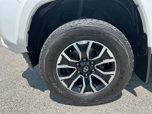 Used 2022 Toyota Tacoma TRD Sport w/ Technology Package AWD/4WD image 9