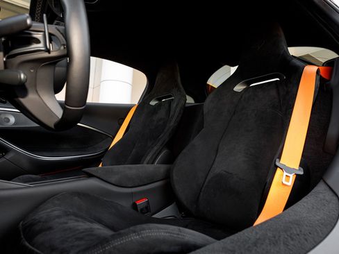 Used 2025 McLaren Artura image 36