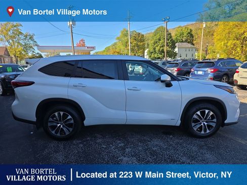 Used 2023 Toyota Highlander XLE image 4