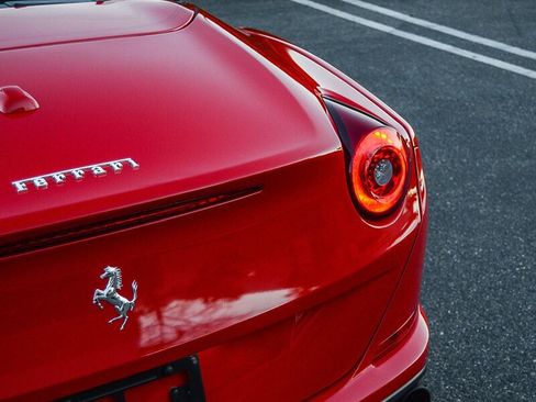 Used 2016 Ferrari California T image 11