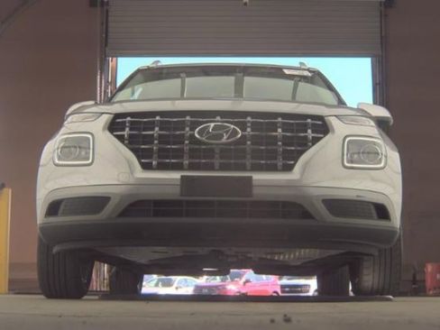 Used 2023 Hyundai Venue SEL image 3