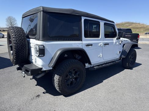 Used 2022 Jeep Wrangler Unlimited Rubicon w/ Cold Weather Group AWD/4WD image 3