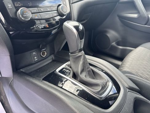 Used 2017 Nissan Rogue SV w/ SV Premium Package AWD/4WD image 24