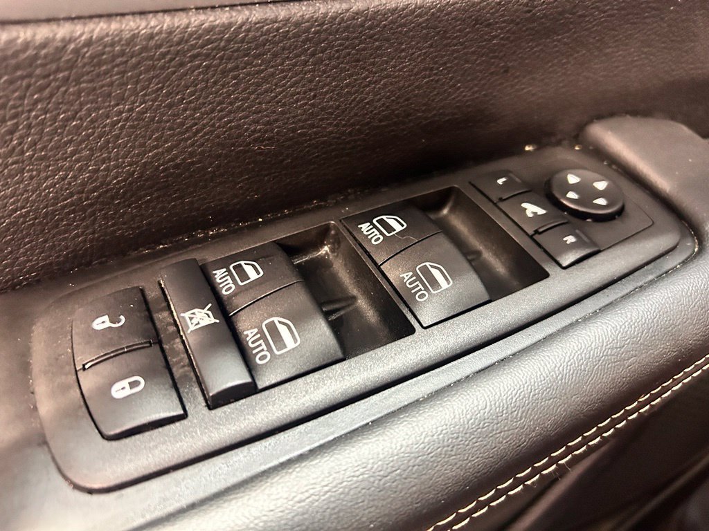 Used 2025 Chrysler Pacifica Premium FWD image 12