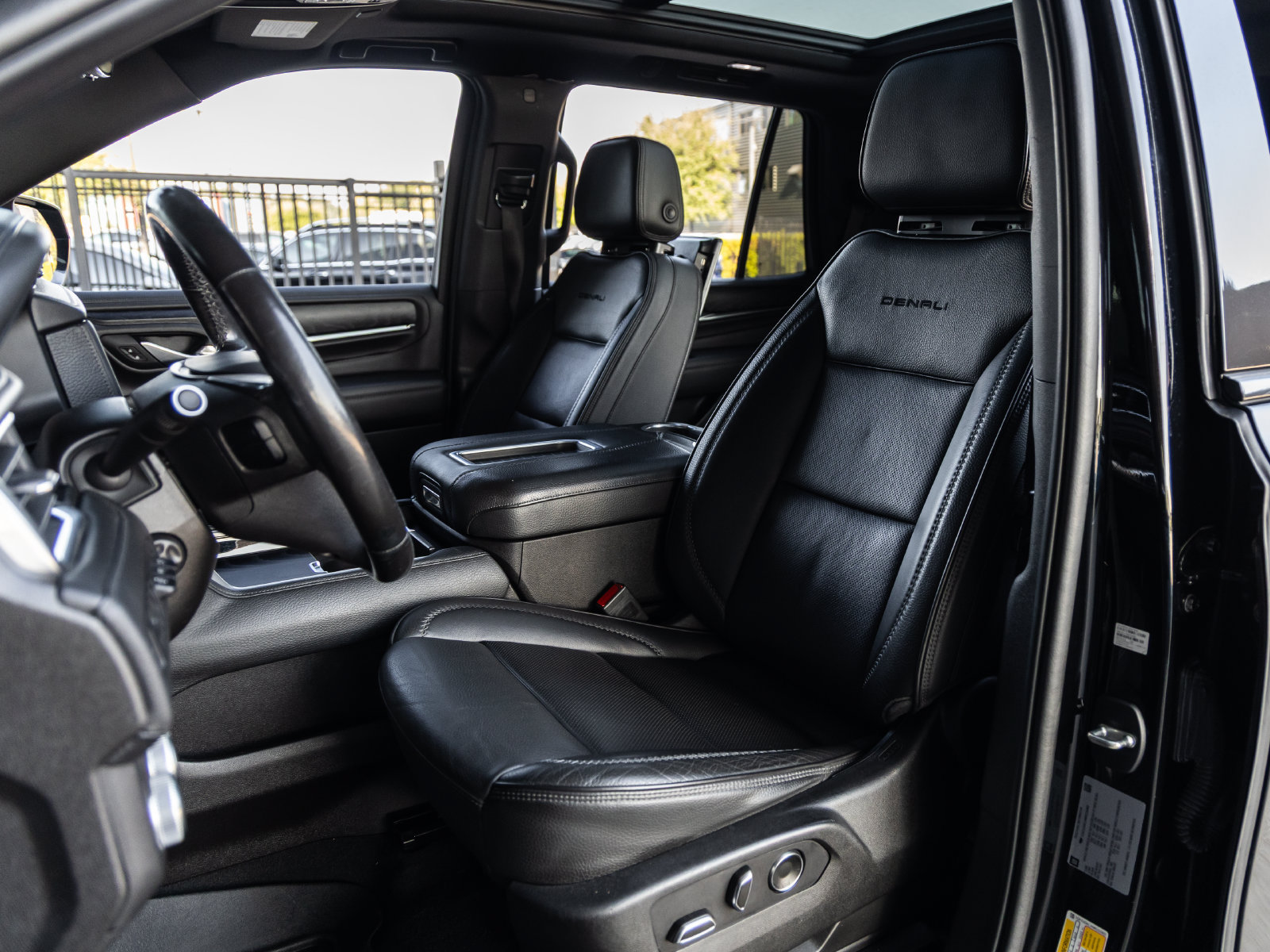 Used 2021 GMC Yukon Denali w/ Denali Premium Package RWD image 22