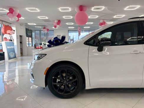 Used 2026 Chrysler Pacifica Limited w/ S Appearance Package image 6