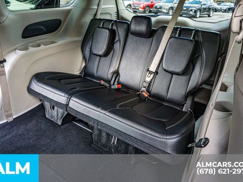 Used 2024 Chrysler Pacifica Touring-L FWD image 21
