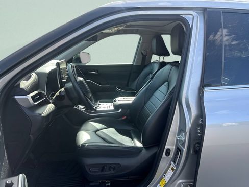 Used 2022 Toyota Highlander XLE AWD/4WD image 19
