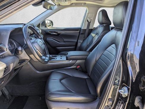 Used 2024 Toyota Highlander XLE image 16
