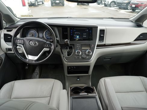 Used 2016 Toyota Sienna XLE image 21