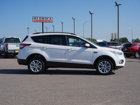 Used 2018 Ford Escape SE w/ SE Sync 3 Package AWD/4WD image 2