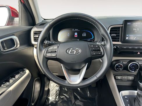 Used 2025 Hyundai Venue SEL FWD image 13