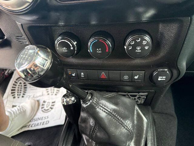 Used 2017 Jeep Wrangler Unlimited Rubicon w/ Max Tow Package AWD/4WD image 28