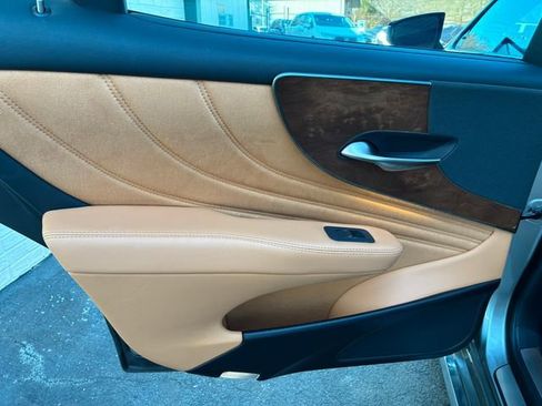 Used 2021 Lexus LS 500 w/ Accessory Package (Z2) image 20