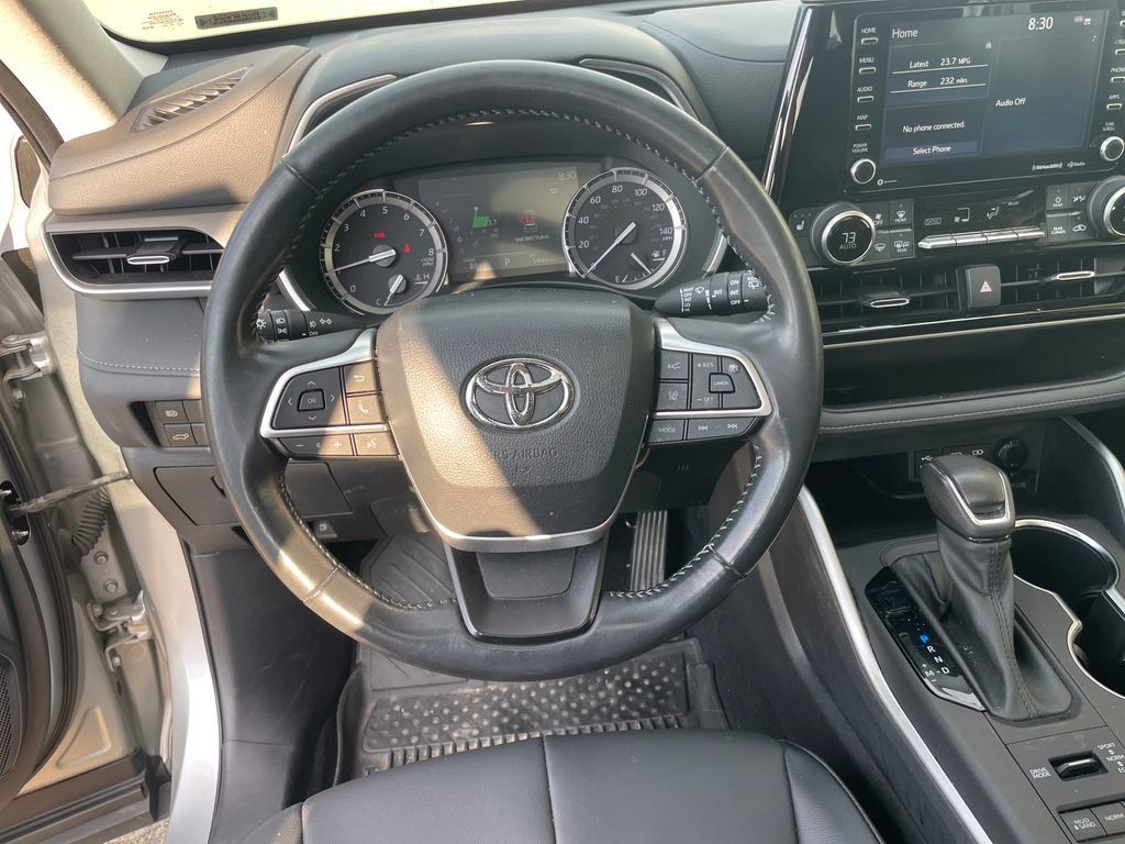 Used 2022 Toyota Highlander XLE AWD/4WD image 11