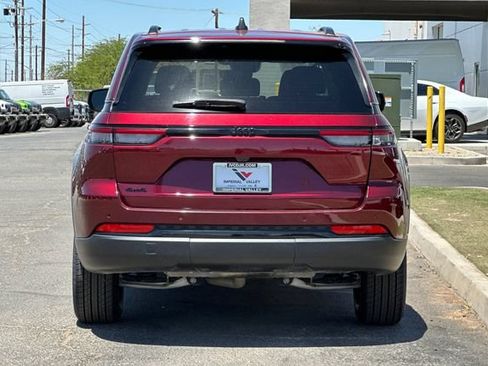 Certified 2024 Jeep Grand Cherokee Altitude AWD/4WD image 4