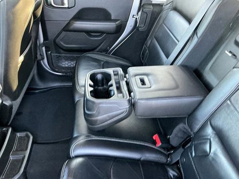 Used 2018 Jeep Wrangler Unlimited Sahara image 25