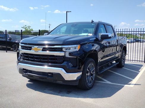 Used 2023 Chevrolet Silverado 1500 LT AWD/4WD image 3