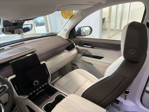 Used 2025 GMC Acadia Denali w/ Super Cruise Package image 40