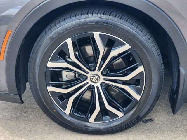 Certified 2024 Toyota Crown AWD/4WD image 10