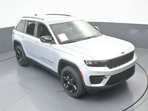 Used 2023 Jeep Grand Cherokee Altitude AWD/4WD image 57