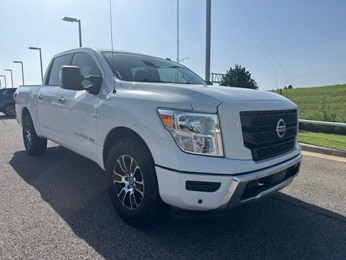 Used 2020 Nissan Titan SV w/ SV Convenience Package RWD image 2
