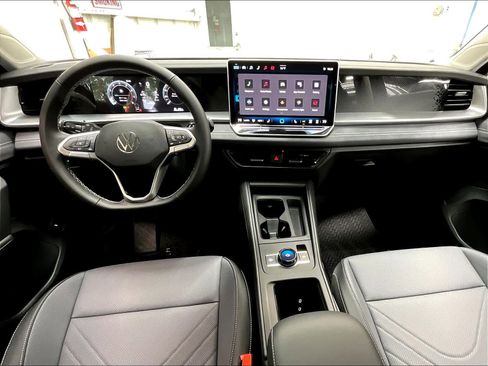 New 2026 Volkswagen Tiguan SE FWD image 5