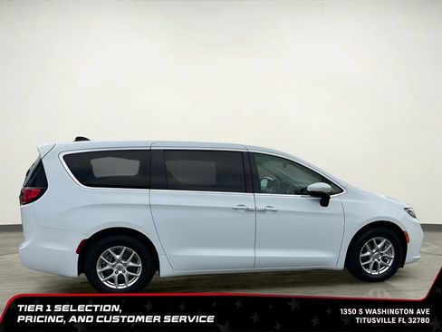 Used 2023 Chrysler Pacifica Touring-L FWD image 9