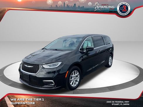 Used 2023 Chrysler Pacifica Touring-L image 1