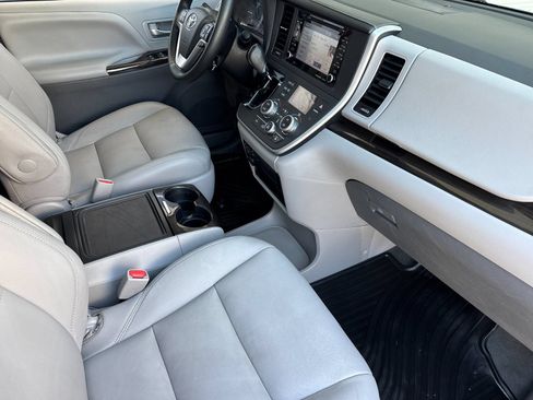Used 2020 Toyota Sienna XLE w/ XLE Navigation Package FWD image 15