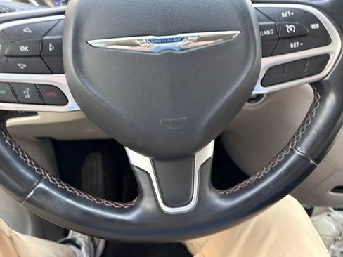 Used 2017 Chrysler Pacifica Touring-L FWD image 9