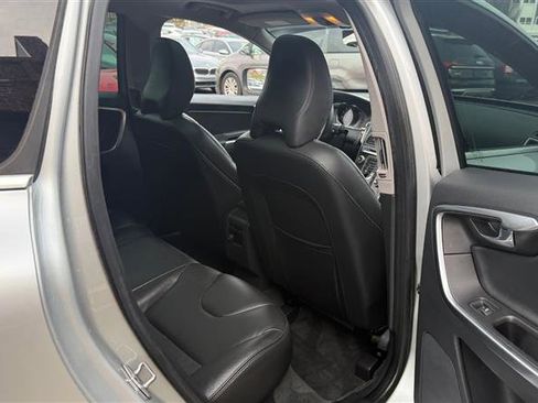 Used 2016 Volvo XC60 T5 Premier image 10