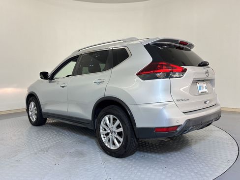 Used 2020 Nissan Rogue SV image 3