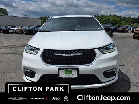 Used 2026 Chrysler Pacifica Select FWD image 2