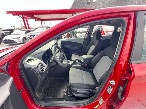 Used 2021 Hyundai Kona SE FWD image 2