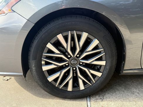 Used 2025 Nissan Altima 2.5 SV FWD image 11