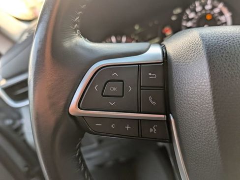Used 2023 Toyota Highlander XLE image 18