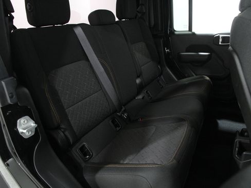 Used 2025 Jeep Gladiator Mojave w/ Convenience Group image 18