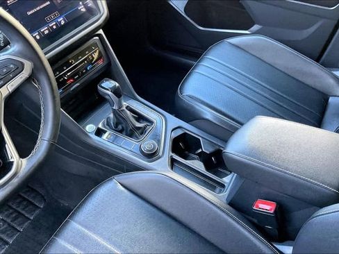 Used 2022 Volkswagen Tiguan SE w/ Panoramic Sunroof Package image 17