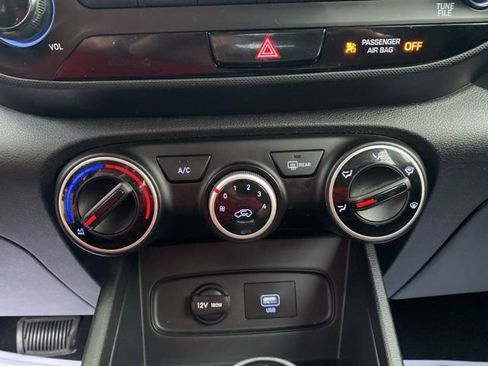 Used 2020 Hyundai Venue SE image 16